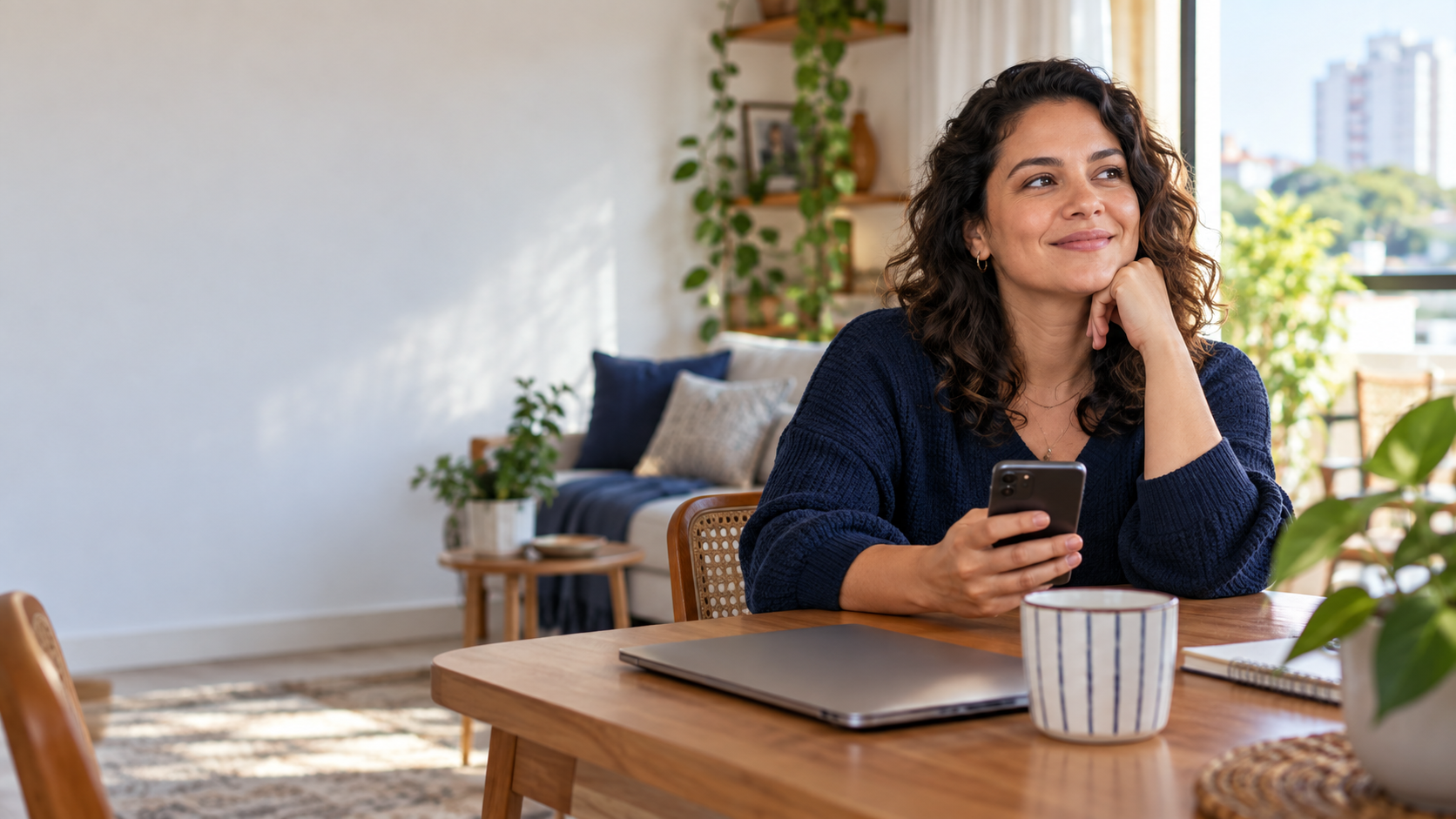 Profissional em casa aproveita um momento livre para usar o celular